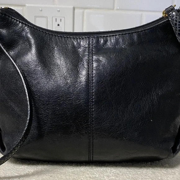 Vintage Coach Black Leather Crossbody bag with Gold Accents - Picture 5 of 9